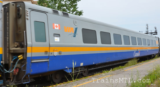 Passenger car VIA 3461 right side with VIA's old colors / Wagon de passager VIA 3461 coté droit avec les vielles couleurs de VIA